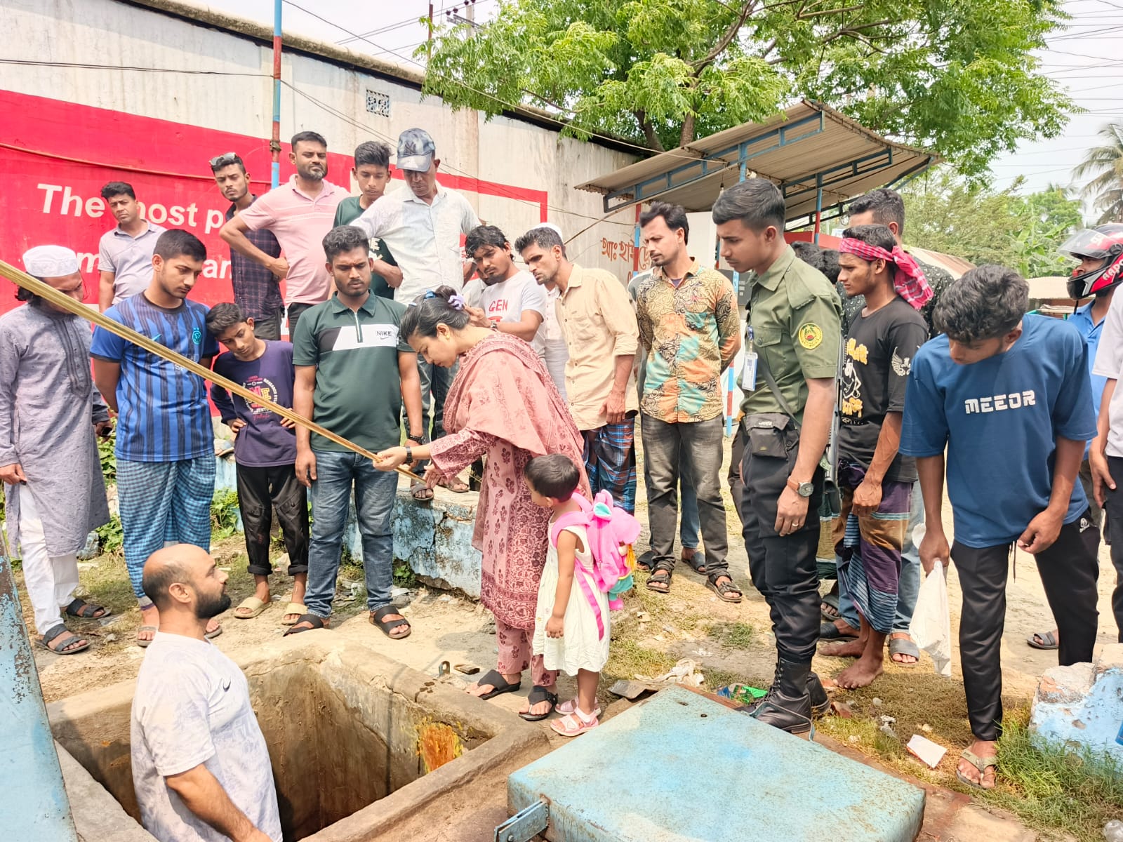 হোসেনপুরে ফিলিং স্টেশন পরিদর্শন করলেন ইউএনও কাজী নাহিদ ইভা