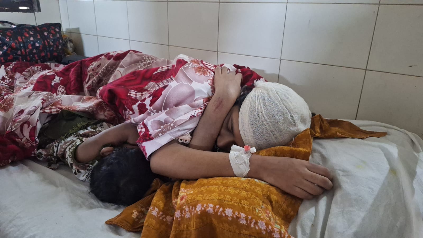 কটিয়াদীতে জমি নিয়ে বিরোধে নারীসহ একই পরিবারের ৩ জনকে কুপিয়ে জখম