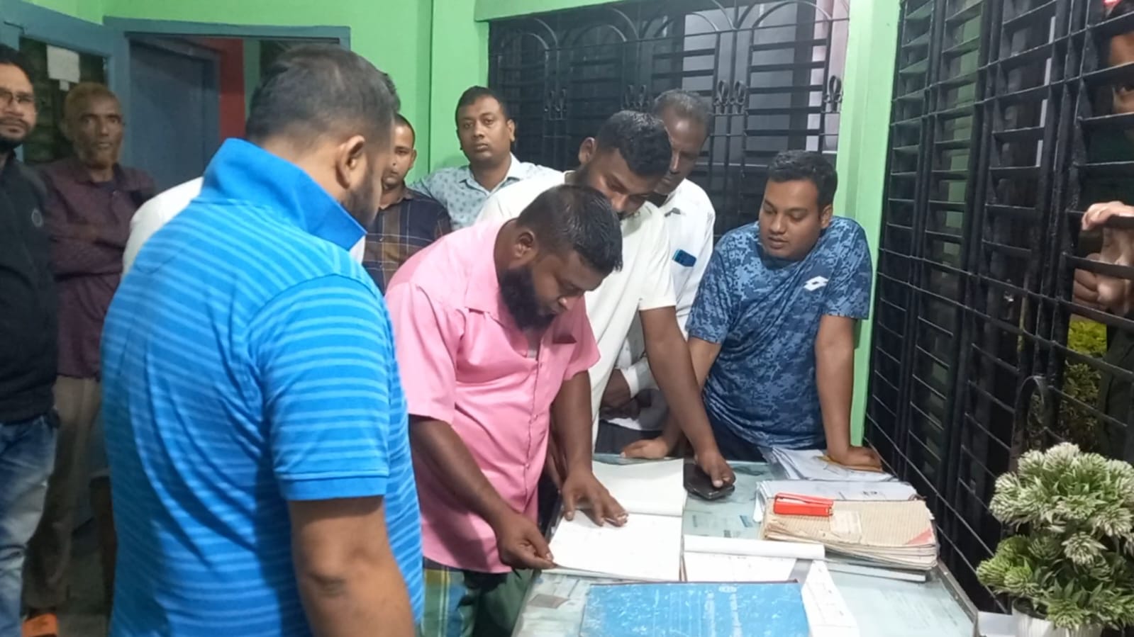 পঞ্চগড়ে ইউএনওর অভিযানে অবৈধভাবে তেল মজুদের দায়ে ব্যবসায়ীকে ১০ দিনের কারাদণ্ড