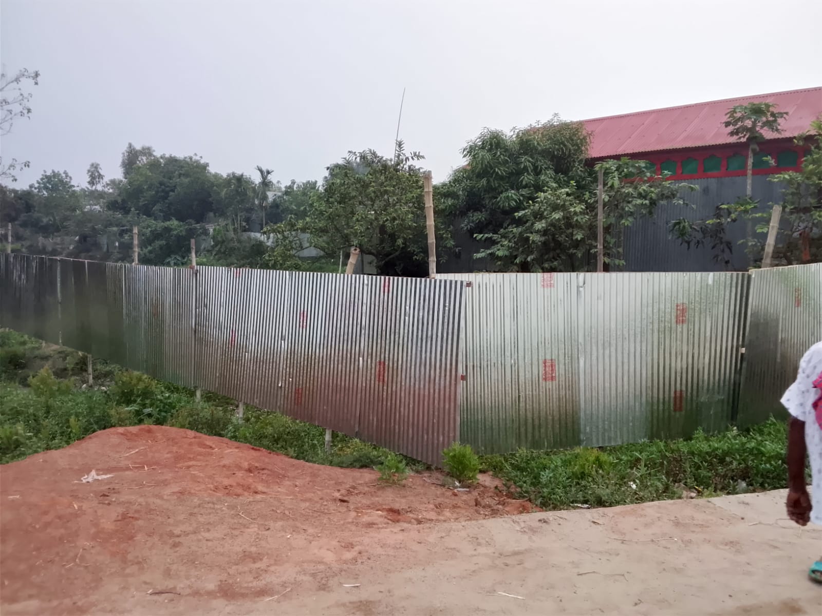 অষ্টগ্রামে রাতের আঁধারে দখলবাজদের তান্ডব,আদালতের ১৪৪ ধারা ভেঙ্গে সংখ্যালঘু পরিবারের জমি দখল