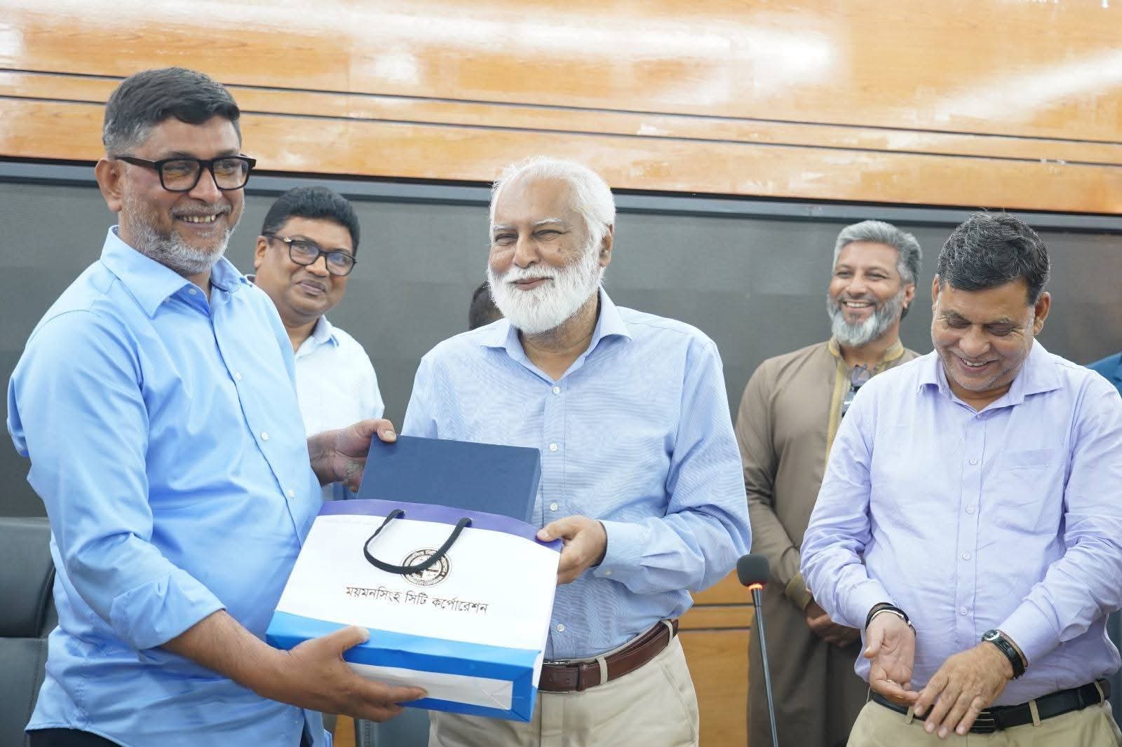 ময়মনসিংহে বস্তিবাসীদের কলোনী পরিদর্শন শেষে প্রতিমন্ত্রীর মতবিনিময় সভা ও ক্রেস্ট প্রদান