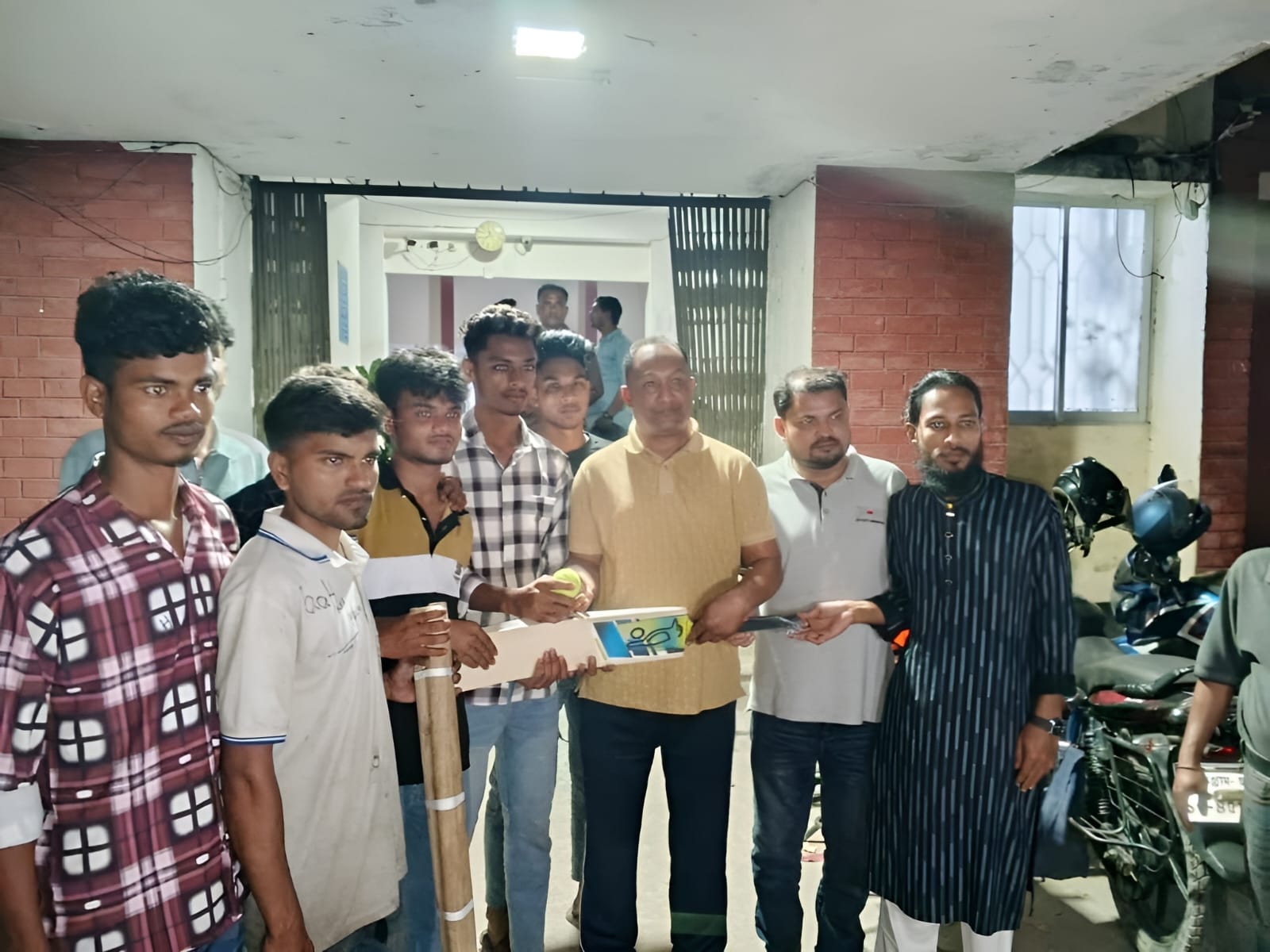 ছাত্রদের মাঝে ক্রিকেট সামগ্রী বিতরণ করলেন বদরগঞ্জ থানার ওসি হাসান জাহিদ সরকার