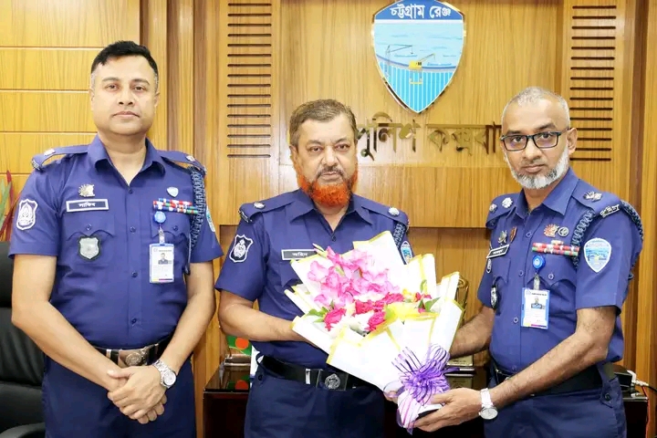 কক্সবাজারে নবাগত অতিরিক্ত পুলিশ সুপারকে জেলা পুলিশের ফুলেল শুভেচ্ছা