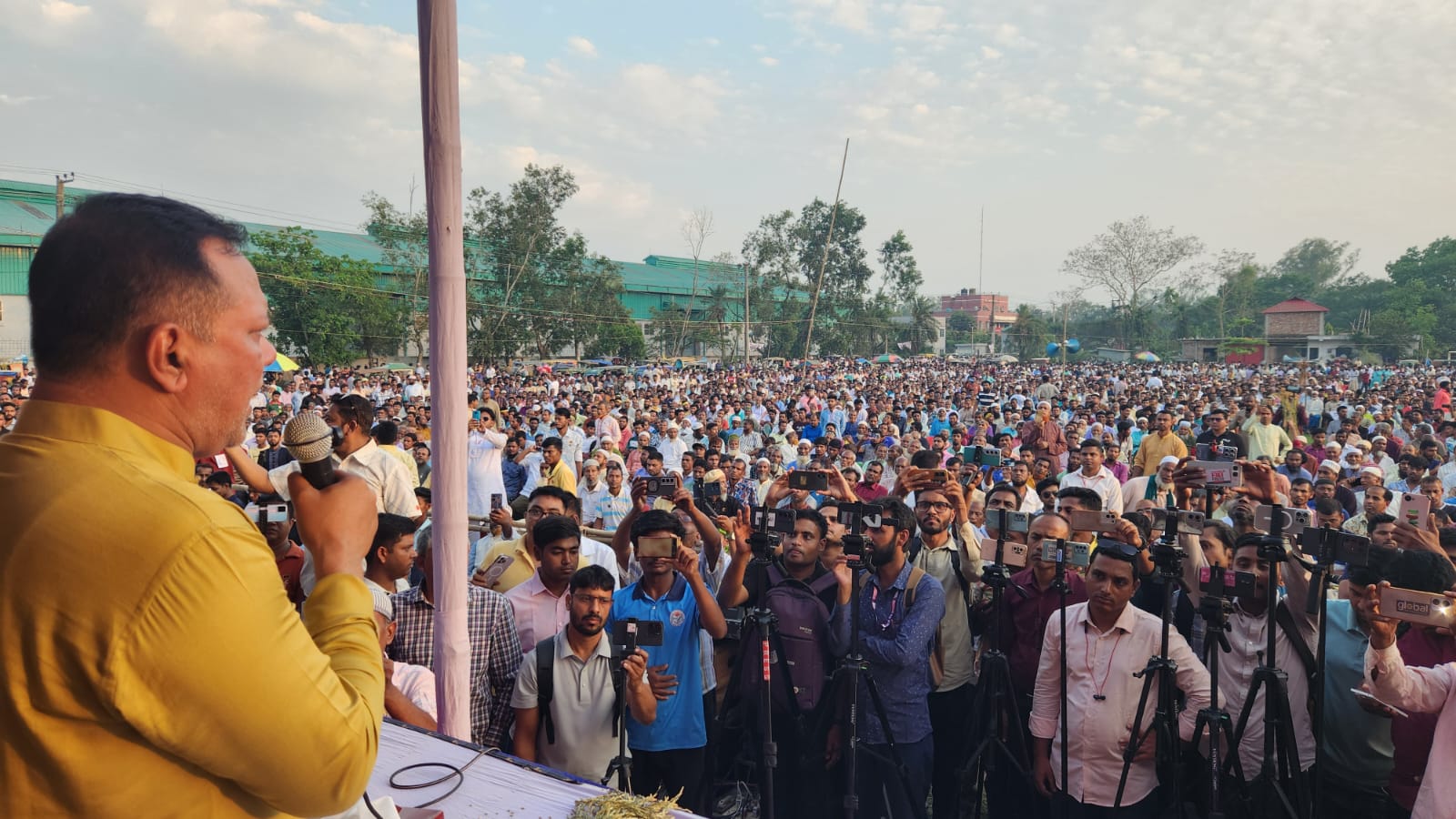 স্থগিত শেরপুর-৩ আসনে বিএনপি'র প্রার্থীর জনসভায় মানুষের ঢল