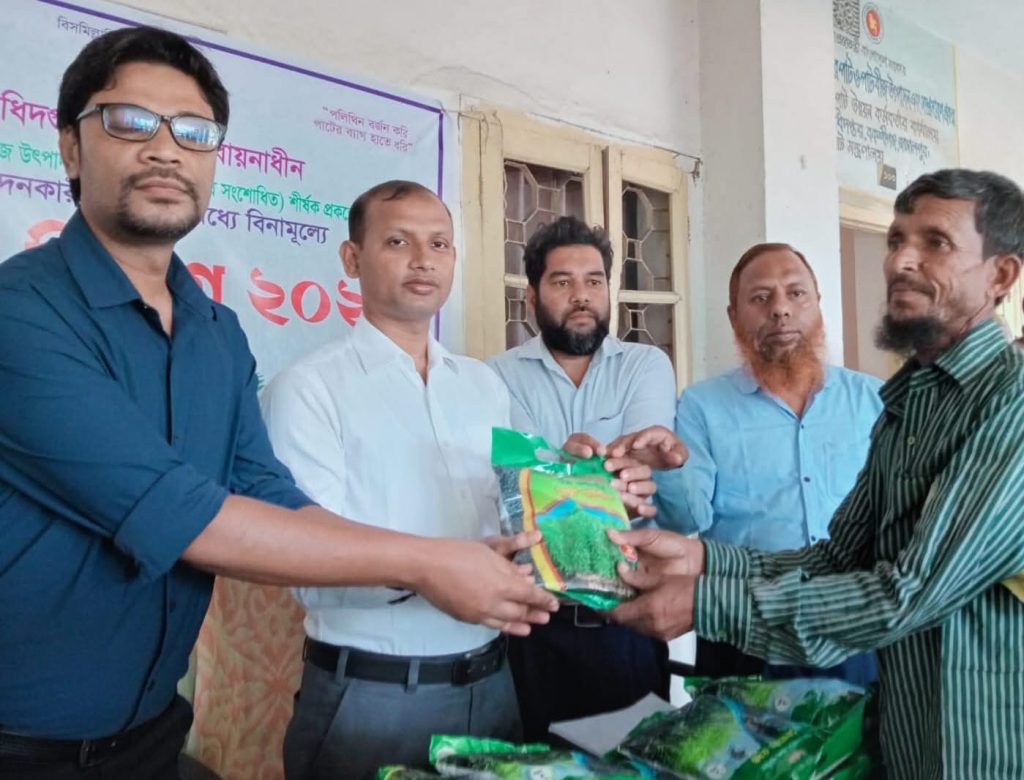 বকশীগঞ্জে কৃষকদের মুখে হাসি:৩ হাজার কৃষকের মাঝে উচ্চ ফলনশীল পাট বীজ বিতরণ