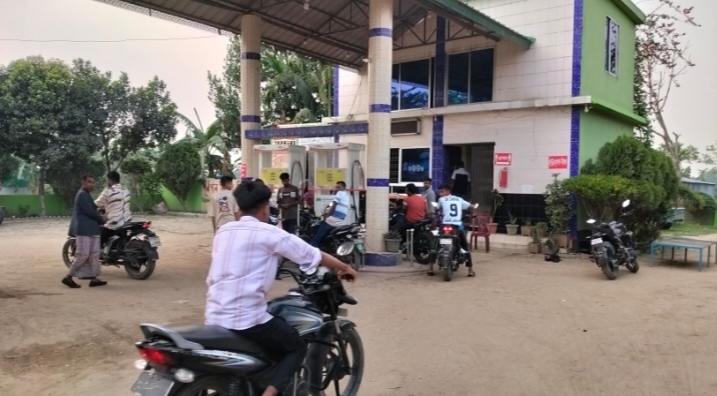 ঝিকরগাছায় ফিলিং স্টেশনে অগ্রাধিকার পাবে চাকরিজীবী, শিক্ষক ও সাংবাদিকরা