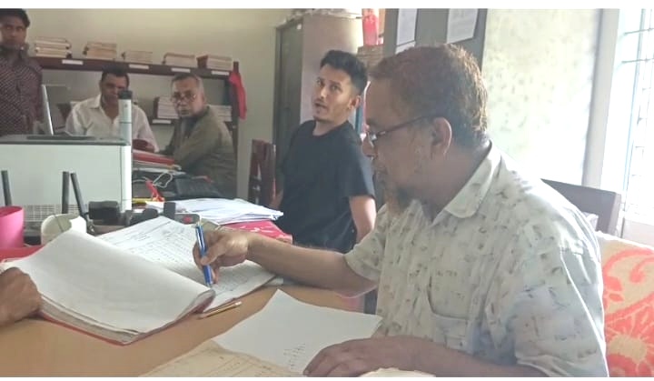 ভূমি অফিসে সাংবাদিক হেনস্তা: বহিরাগত দিয়ে সরকারি সার্ভার ব্যবহারের অভিযোগে উত্তেজনা