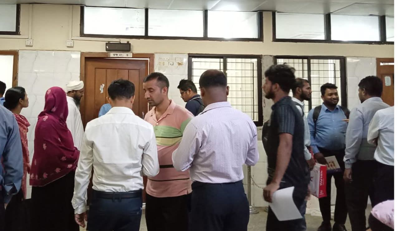 পঙ্গু হাসপাতালে ওষুধ কোম্পানির প্রতিনিধিদের ভিড়ে বিপাকে রোগীরা