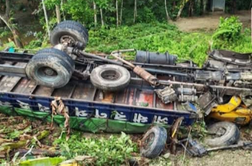টরকী নীলখোলা ব্রিজের রেলিং ভেঙে ট্রাক খাদে