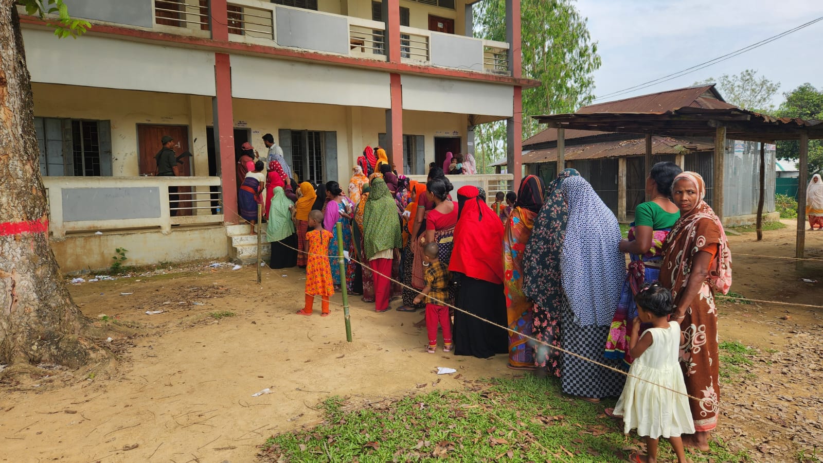 স্থগিত শেরপুর-৩ আসনে সকাল থেকেই ভোটকেন্দ্রে ভিড়,নারী ভোটারের উপস্থিতি বেশি