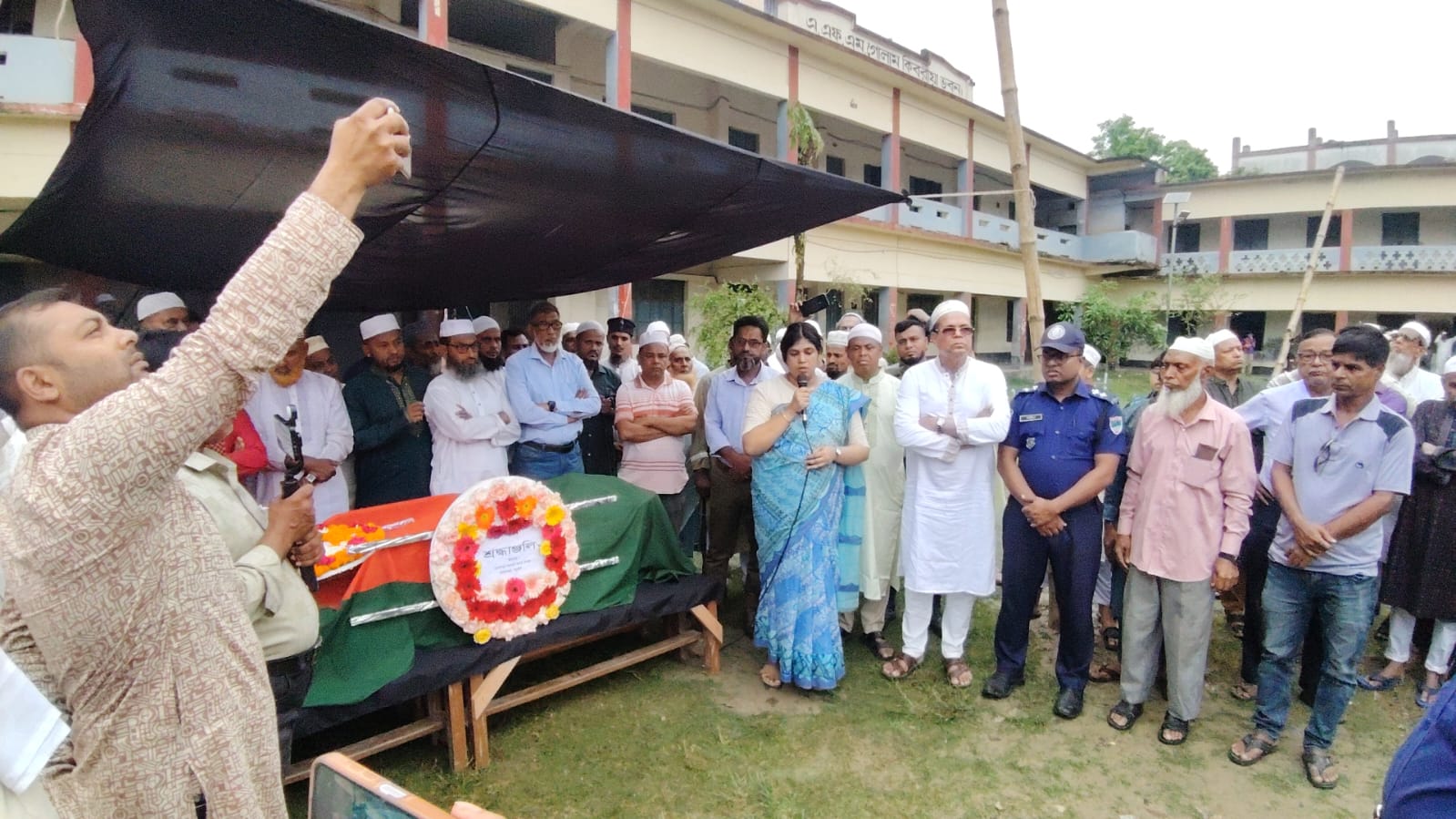 রাষ্ট্রীয় মর্যাদায় বিউগলের করুন সুরে বীর মুক্তিযোদ্ধা শ.ম.আনোয়ারুজ্জামানের দাফন