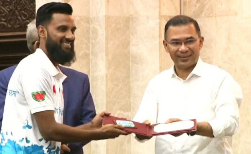 প্রধানমন্ত্রী তারেক রহমানের হাত থেকে স্বর্ণ পদক গ্রহণ করলেন শাটলার তানভীর