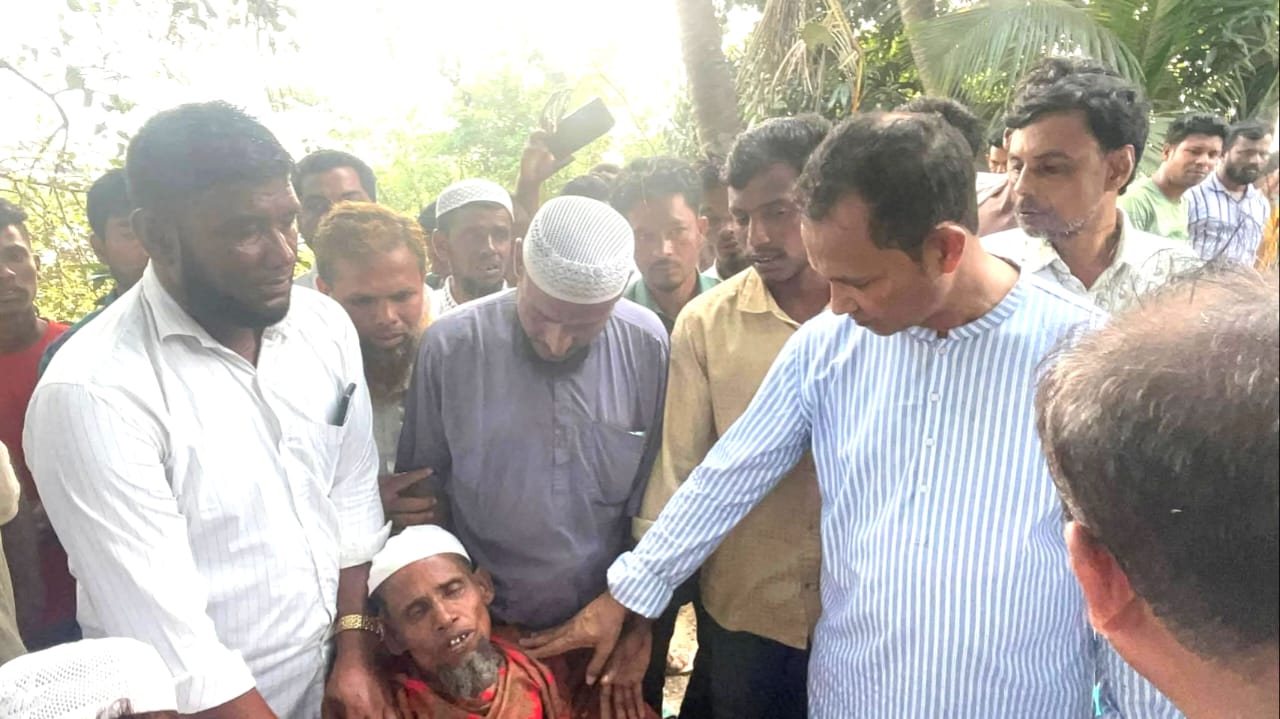 মধ্যনগরে মাটিচাপায় নিহত আরমানের পরিবারের খোঁজ খবর নিতে ছুটে গেলেন এমপি কামরুল