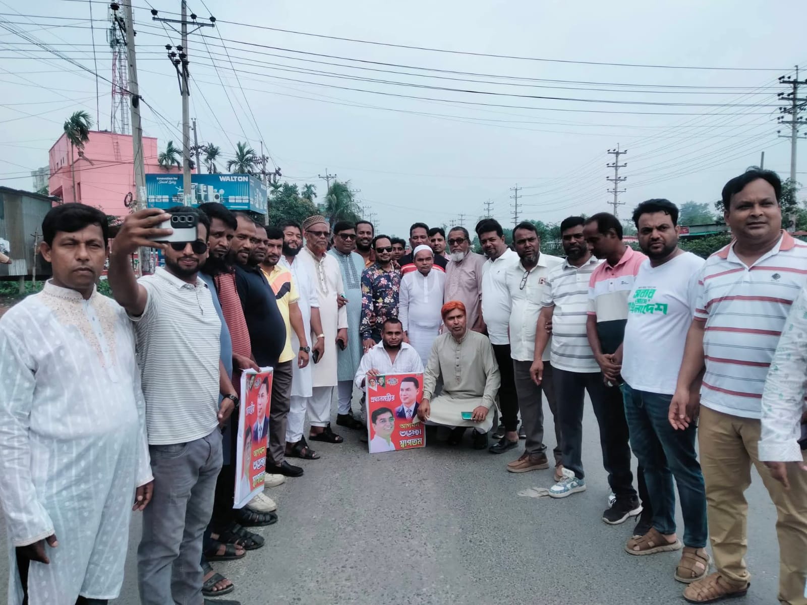 প্রধানমন্ত্রী তারেক রহমান কৃষককার্ড বিতরণ উপলক্ষে  চন্দ্রা এিমোড় অতিক্রম