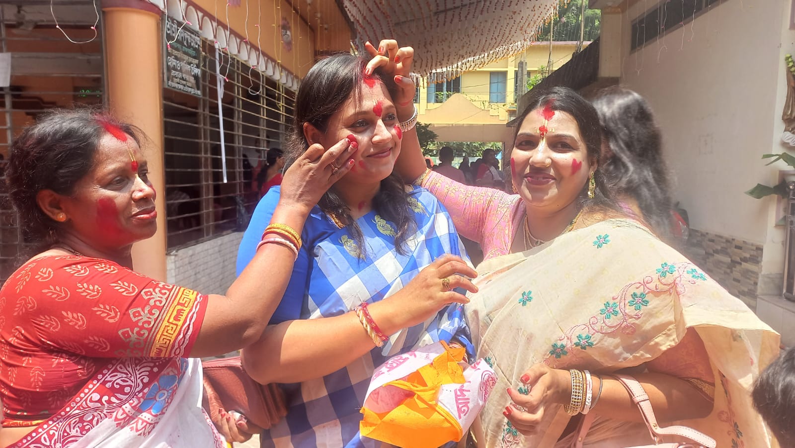 পহেলা বৈশাখে সিঁদুর খেলা উৎসবে মেতে উঠেছে ব্রাহ্মণবাড়িয়ায় হিন্দু সম্প্রদায়ের রমনীরা