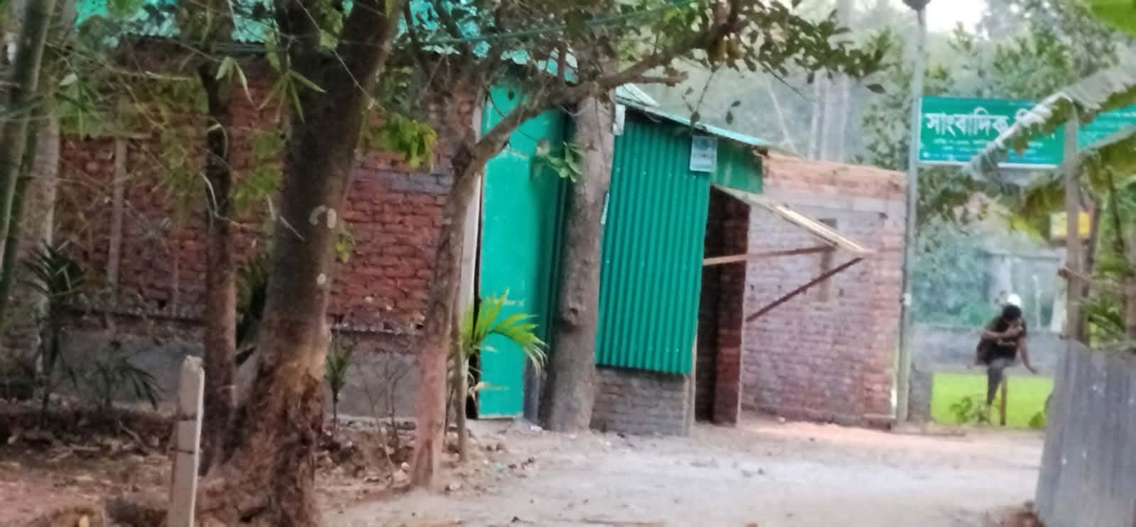 সংরক্ষিত বনের জমি দখল করে পাকা ভবন নির্মাণের অভিযোগ, নীরব বন বিভাগ