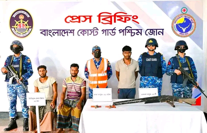 সুন্দরবনে কোস্ট গার্ডের জোড়া অভিযানে  ২ জেলে উদ্ধার,অস্ত্র ও গোলাবারুদ সহ ডাকাত সদস্য আটক