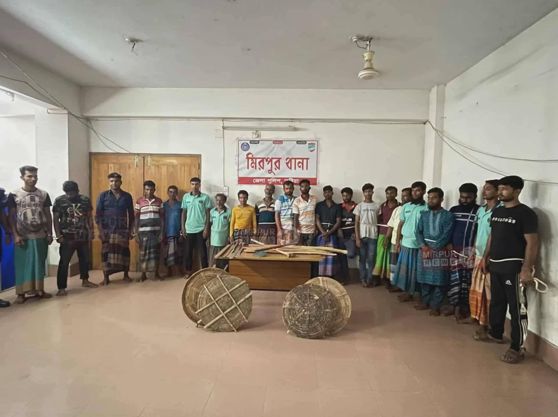 কুষ্টিয়ার মিরপুরে ফুটবল খেলাকে কেন্দ্র করে সংঘর্ষ, যৌথ অভিযানে দেশীয় অস্ত্রসহ আটক ২১