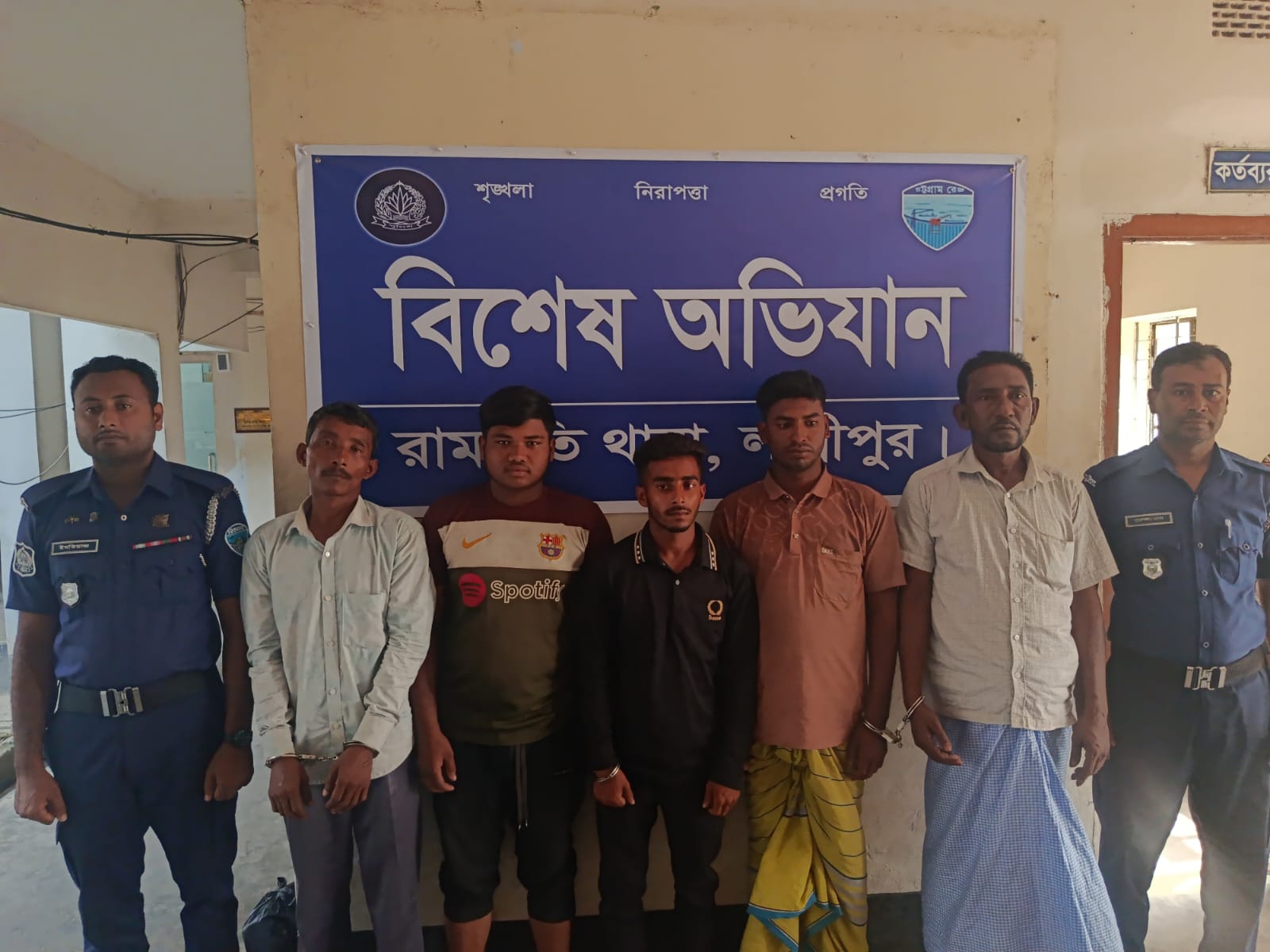 রামগতিতে ৪ বলিট্রাকসহ ৫ ব্যক্তি গ্রেপ্তার - থানায় মামলা