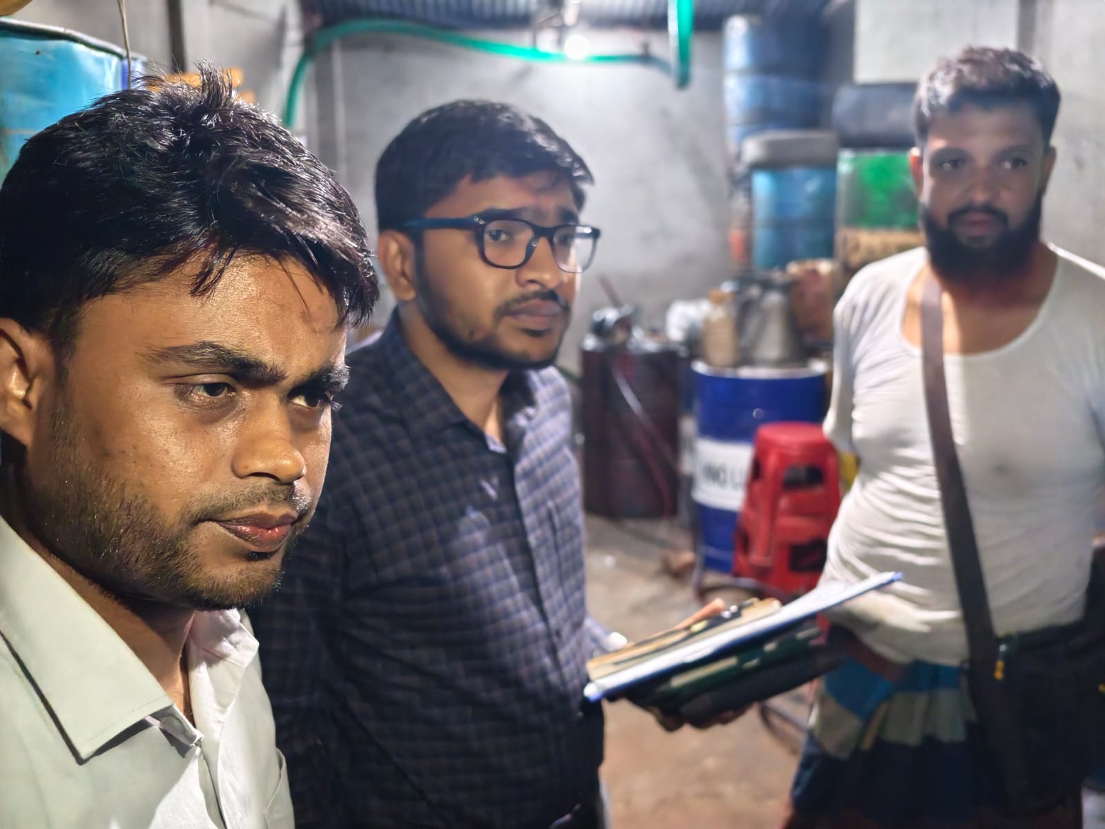 জয়পুরহাটে র‍্যাবের অভিযানে অবৈধভাবে মজুদ ১০৬ লিটার পেট্রোল জব্দ ও ব্যবসায়ীকে জরিমানা