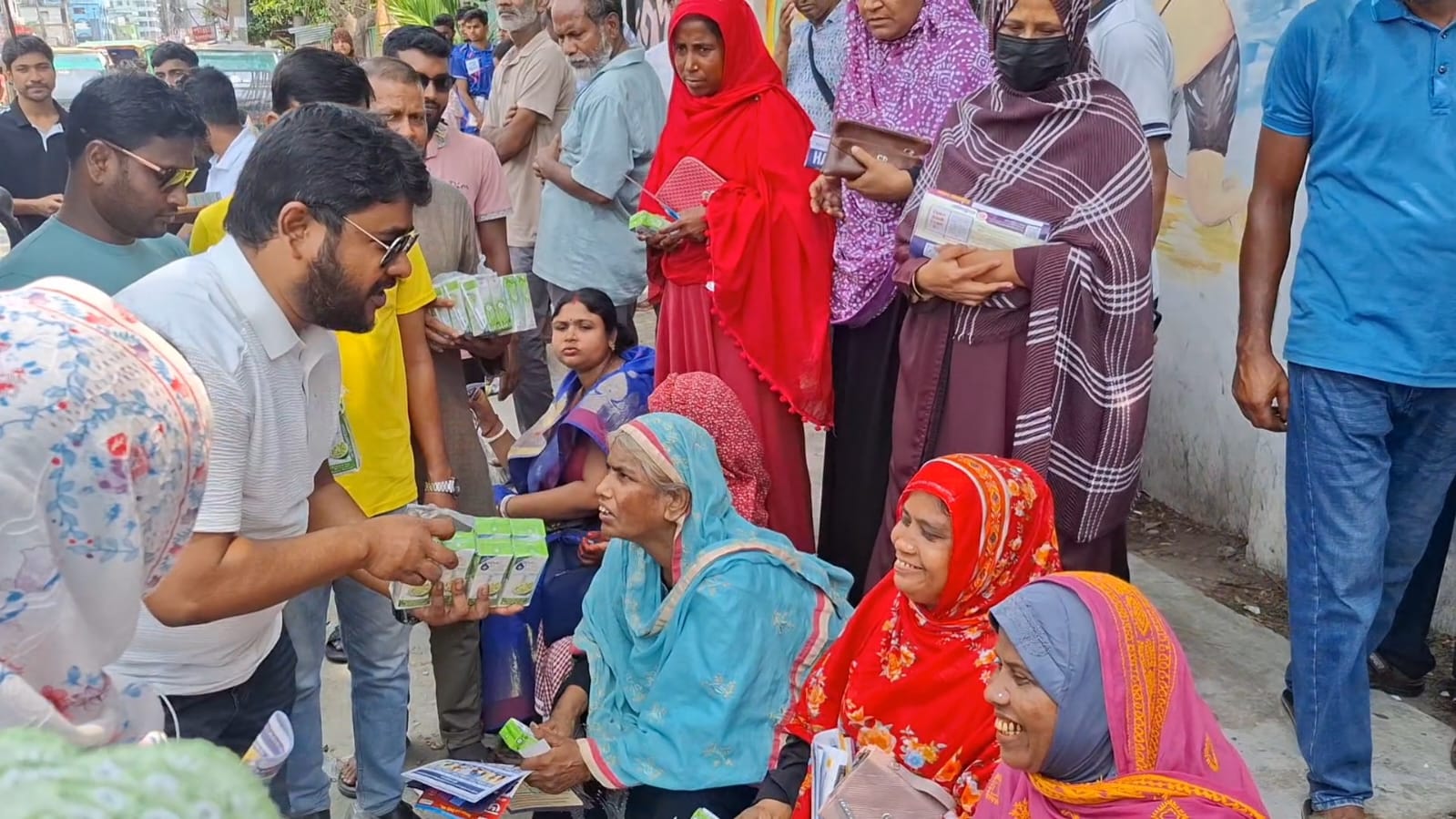 এসএসসি পরীক্ষার্থীদের অভিভাবকদের পাশে যুবদল নেতা আদনান: পানি ও স্যালাইন বিতরণ