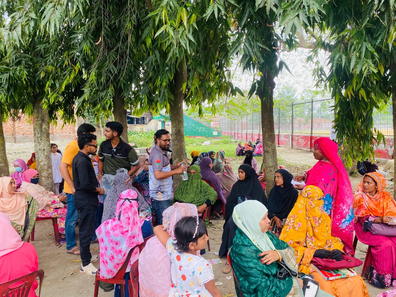 কুড়িগ্রামে এসএসসি কেন্দ্রে ছাত্রদলের উদ্যোগে চেয়ার, পানি ও স্যালাইন বিতরণ