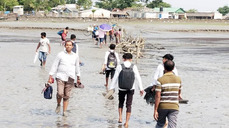 বটিয়াঘাটার দুই খেয়াঘাটে চরম দুর্ভোগ, মরণফাঁদে পরিণত পারাপার