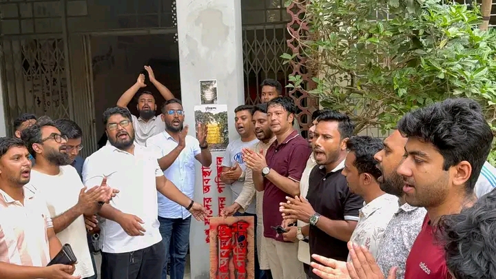 শিবিরের ‘গুপ্ত’ রাজনীতির প্রতিবাদে চিকা মারল জবি ছাত্রদল