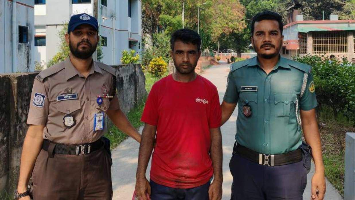 রুয়েট ক্যান্টিনের খাবারে ভেজাল মেশানোর সময় বাবুর্চি আটক