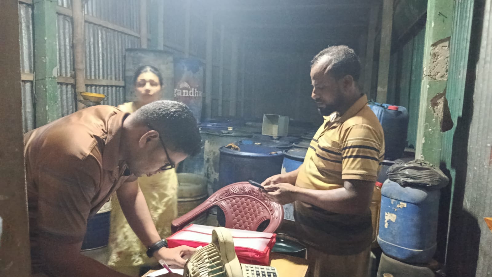 অবৈধভাবে মজুত তিন হাজার ৮০০ লিটার ডিজেল জব্দ, ব্যবসায়ীকে ২০ হাজার টাকা জরিমানা