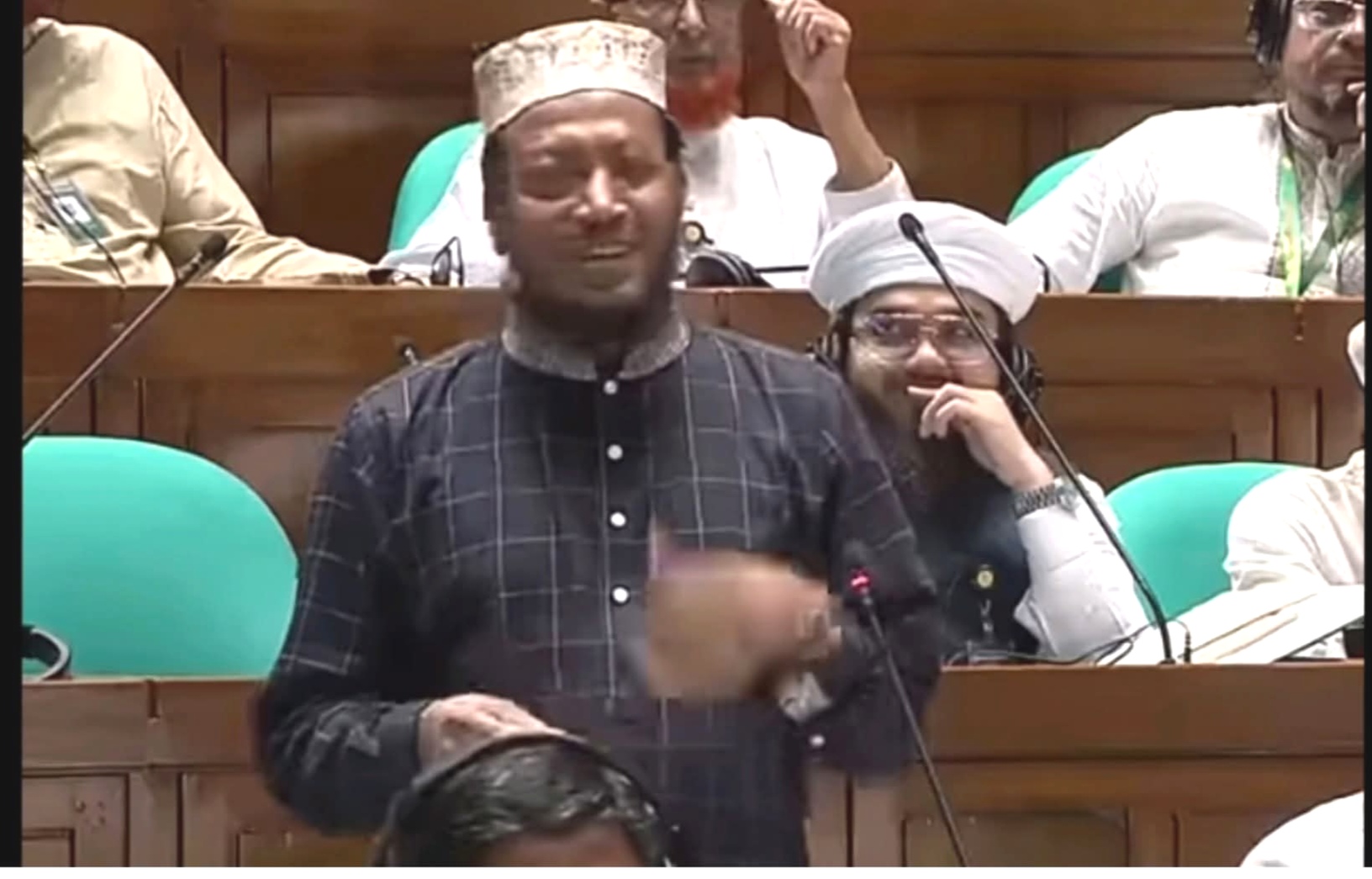 সংসদে আমির হামজার বক্তব্যকে  অবাস্তব আখ্যা দিয়ে  জাকির হোসেন সরকারের ফেসবুক পোস্ট