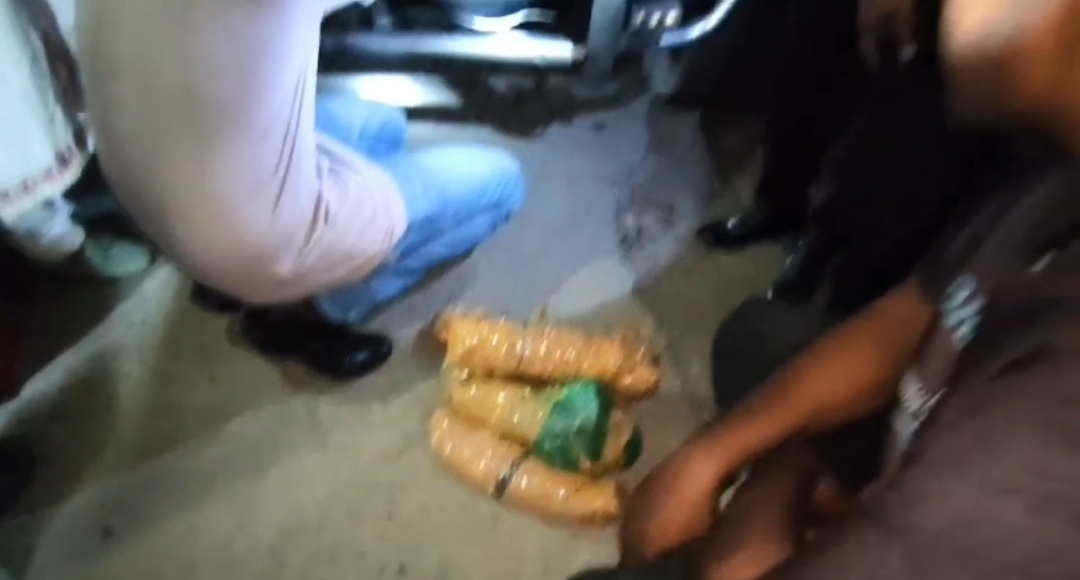 নাটোরে ৫ কেজি গাঁজাসহ ২ জন আটক