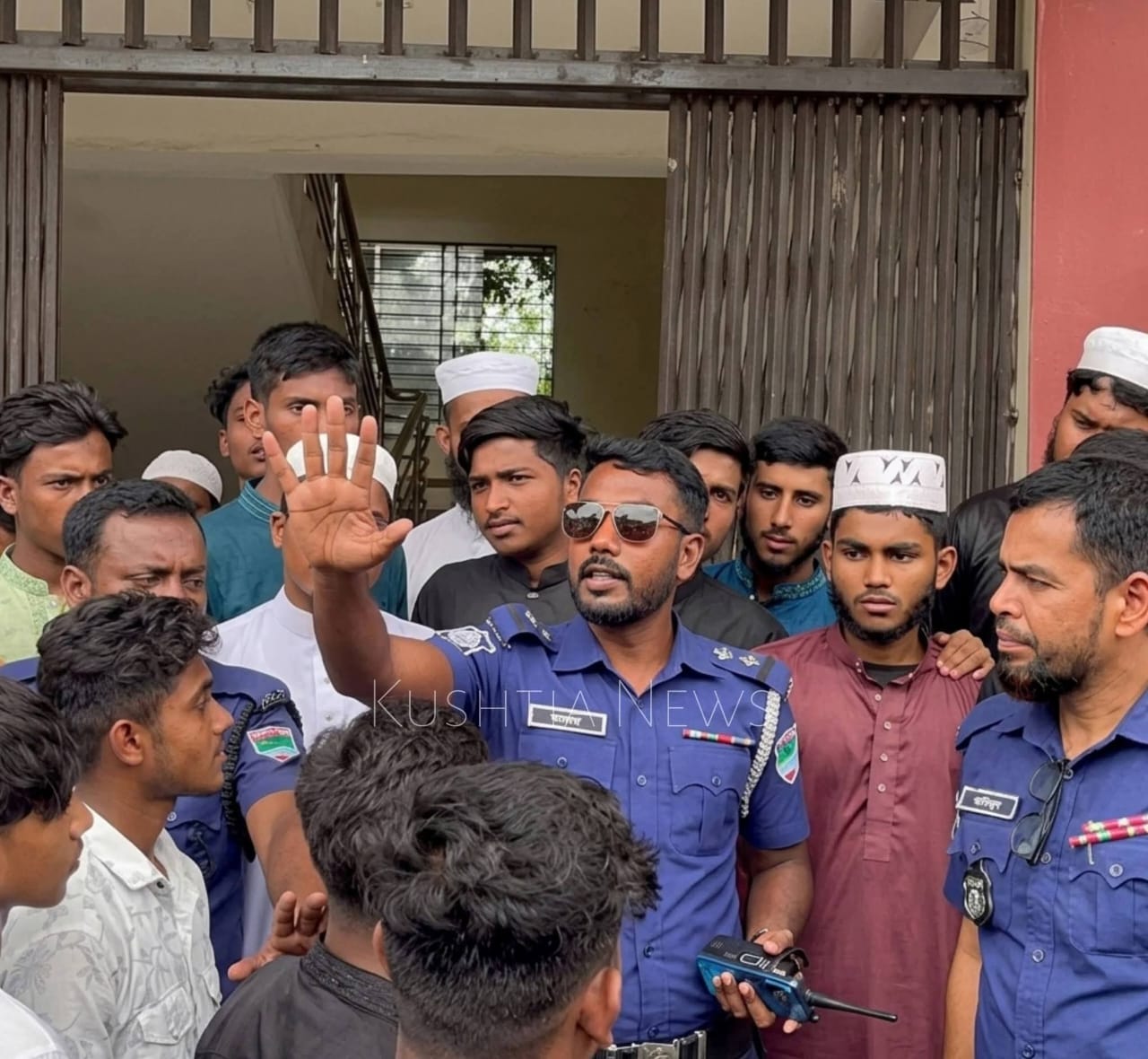 কুষ্টিয়ায় পরীক্ষার কেন্দ্রে ২০২৫ সালের প্রশ্ন দেয়ায় উত্তেজনা