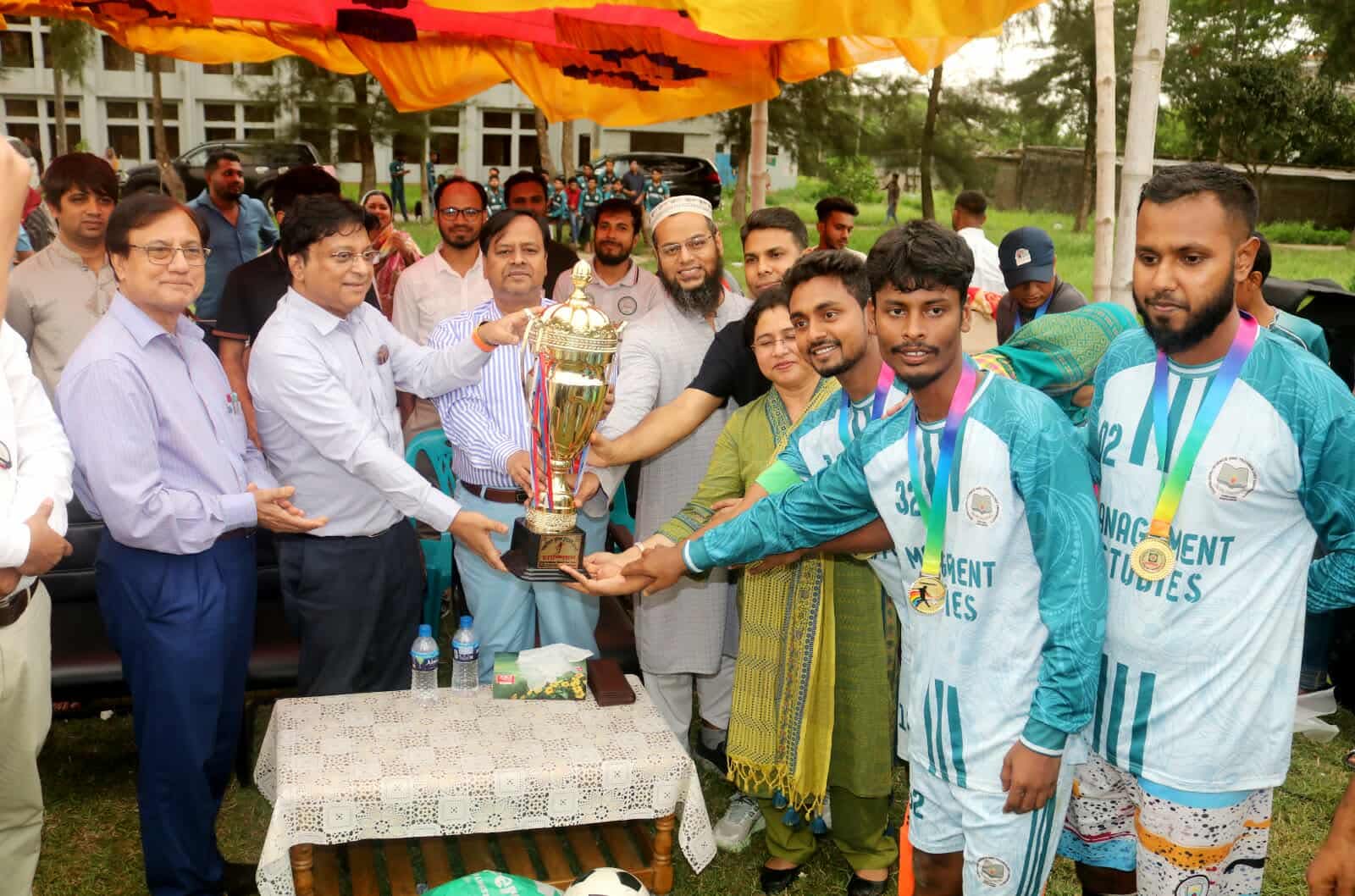আন্তঃবিভাগ ফুটবল টুর্নামেন্টে চ্যাম্পিয়ন গোবিপ্রবি'র ব্যবস্থাপনা শিক্ষা বিভাগ