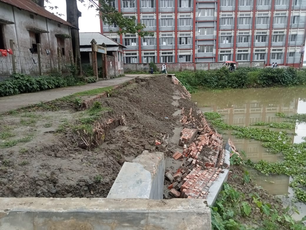 কাজ শেষ হতে না হতেই ধসে পড়লো ইটনা ভূমি অফিসের গাইড ওয়াল