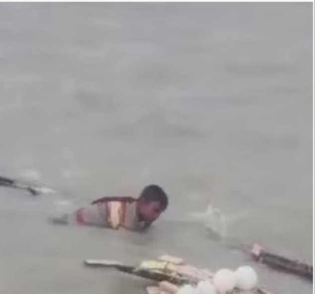 ভোলায় কালবৈশাখীর তাণ্ডব: মেঘনায় জেলের নৌকাডুবি, অল্পের জন্য প্রাণে রক্ষা