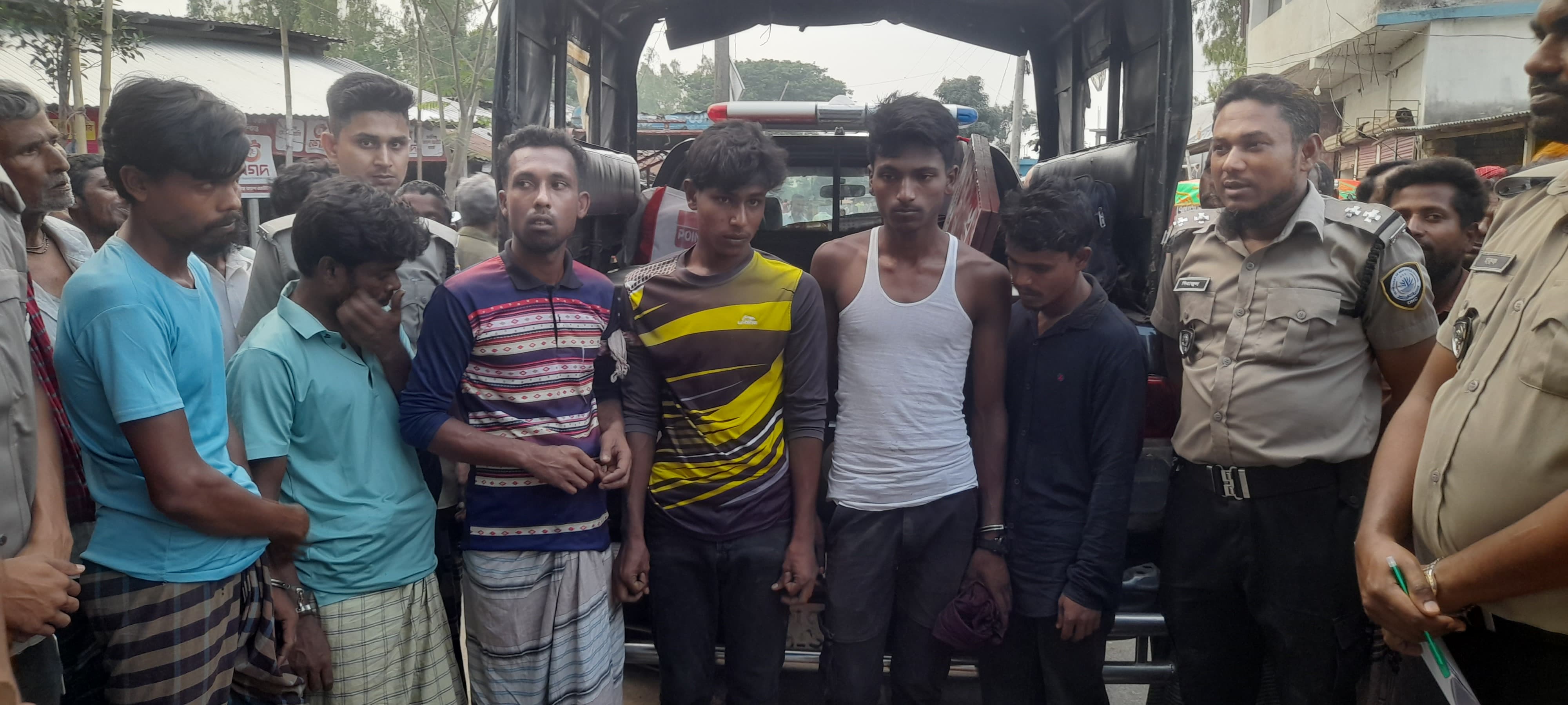 কালাইয়ে বিদ্যালয়ের পরিত্যক্ত ভবনে মাদক সেবন ৬ জন আটক
