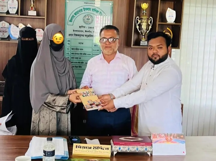 অসহায় শিক্ষার্থী নুরা জান্নাত চুমকির দায়িত্ব নিলেন ভাইস-চেয়ারম্যান পদপ্রার্থী মনির আহমদ