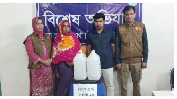 ঢাকার সাভারে ডিবির অভিযানে ১১২ লিটার চোলাই মদসহ দুই মাদক ব্যবসায়ী গ্রেফতার