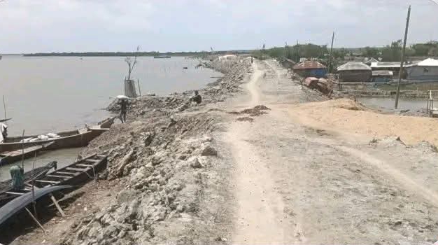 জনমনে ক্ষোভ কয়রার পাউবোর বেড়িবাঁধের কাজ ধিরগতি