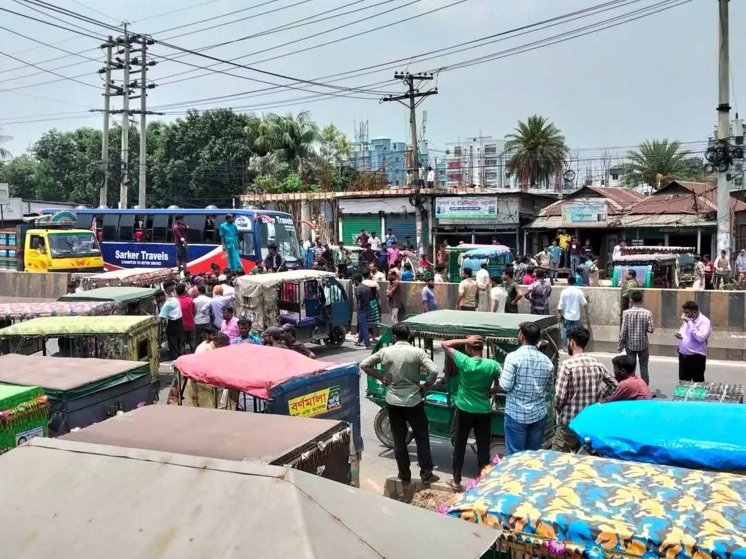 কালিয়াকৈরে ঢাকা-টাঙ্গাইল মহাসড়কে অটো চালকদের অবরোধ