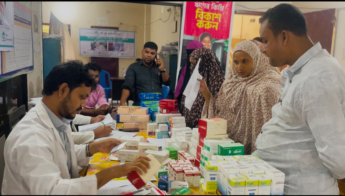 কালিয়াকৈর পল্লী মঙ্গল কর্মসূচীর ফ্রি মেডিকেল ক্যাম্প ৫ শতাধিক অসহায় মানুষ পেল সেবা