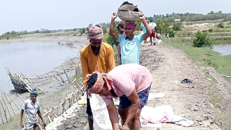 ডুমুরিয়ায় রক্ষাবাঁধ মেরামত শুরু, স্বস্তির খোঁজে দ্বীপ-বেষ্টিত দুই গ্রামবাসী