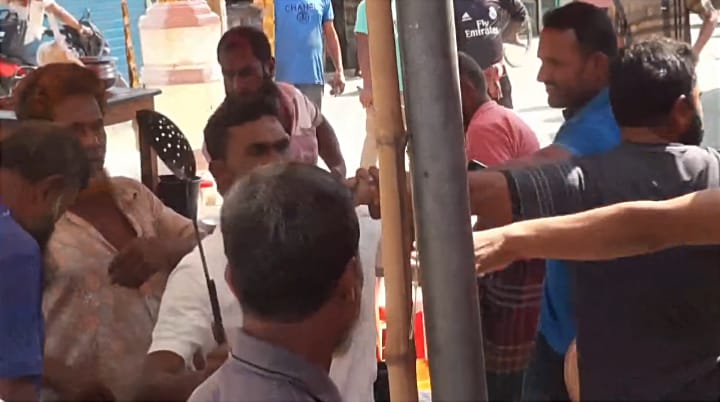 নারিকেলবাড়িয়া হাটে আধিপত্যের লড়াই: সবজি বাজারের স্থান পরিবর্তন নিয়ে উত্তপ্ত বাঘারপাড়া