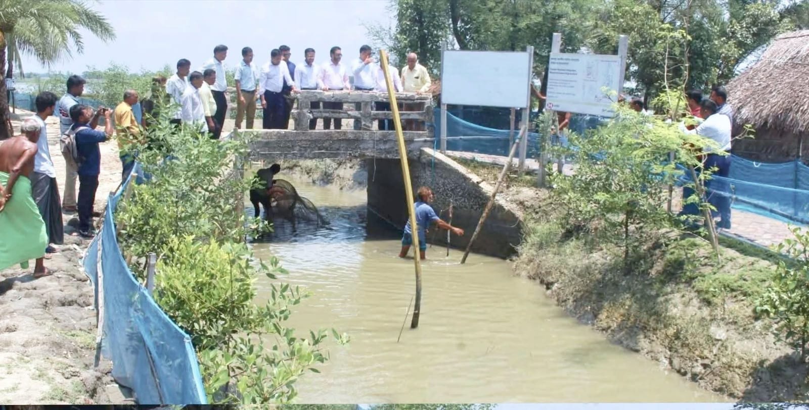 পাইকগাছায় খালে অবৈধ নেট পাটা অপসারণে প্রশাসনের অভিযান