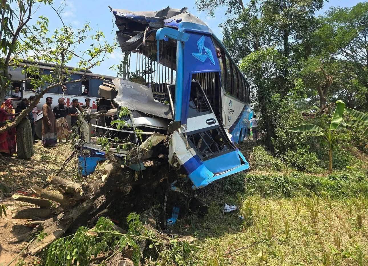 চট্রগ্রামে দুই বাসের মুখোমুখি সংঘর্ষ, নিহত ৪