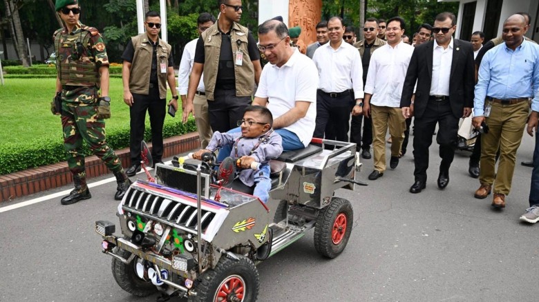 প্রতিবন্ধকতাকে জয় করে স্মার্ট কার উদ্ভাবন তরুণ ওয়াকিমুলের পাশে প্রধানমন্ত্রী তারেক রহমান