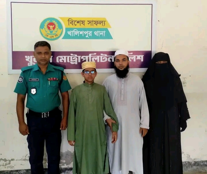 হারিয়ে যাওয়া মাদ্রাসা ছাত্রকে উদ্ধার, পরিবারের কাছে হস্তান্তর করলো কেএমপি