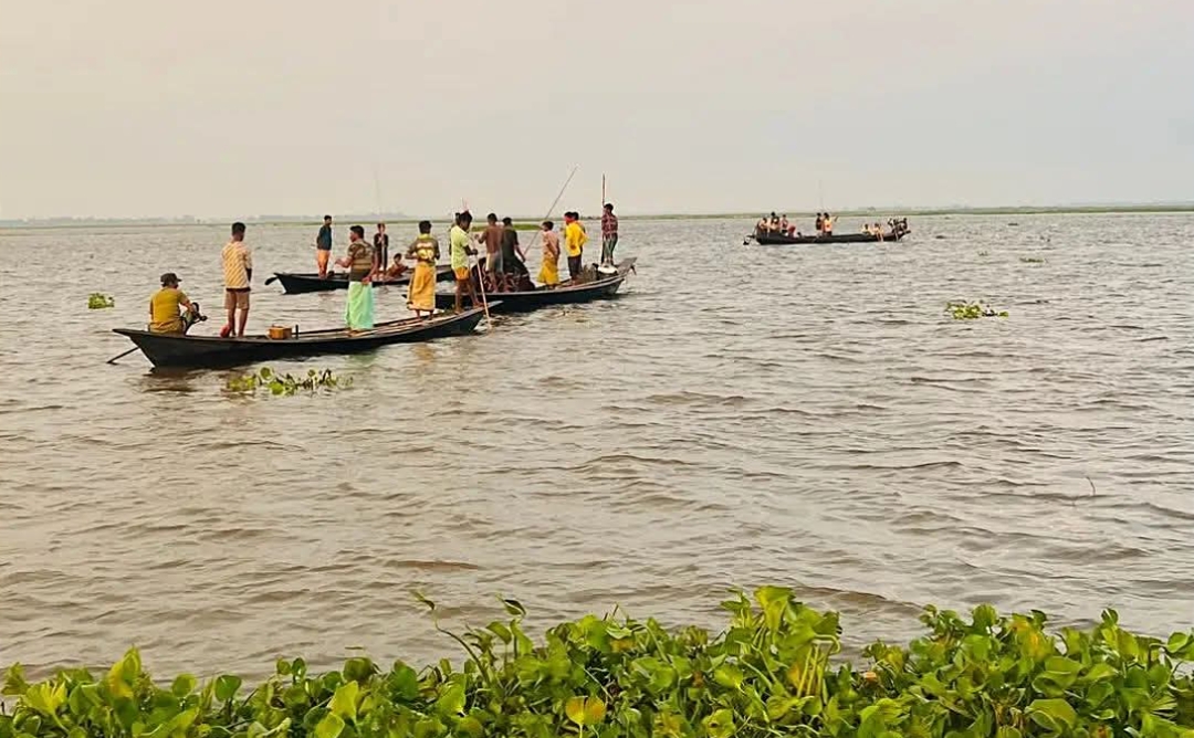 অষ্টগ্রামের হাওরে ধান কেটে ফেরার পথে ঝড়ের কবলে নৌকা ডুবে নিখোঁজ: ১