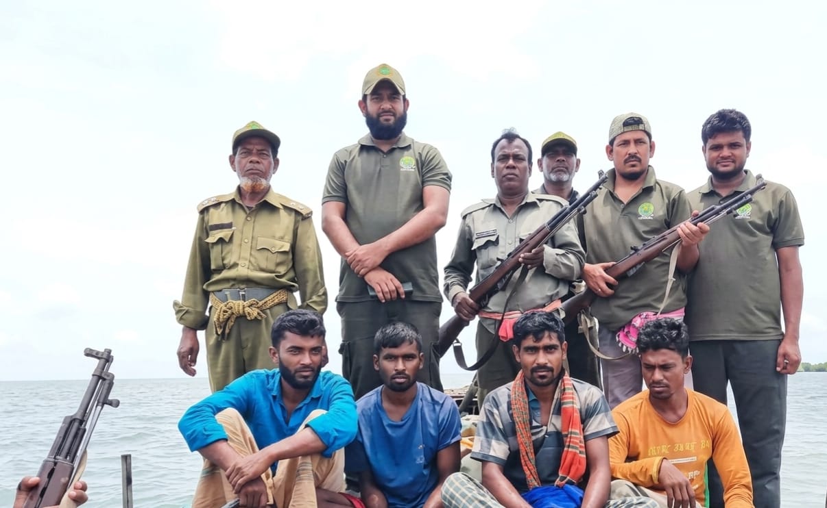 সুন্দরবনে ডাকাত -বনরক্ষীর  বন্দুকযুদ্ধ: আস্তানা থেকে ৪ জেলে উদ্ধার